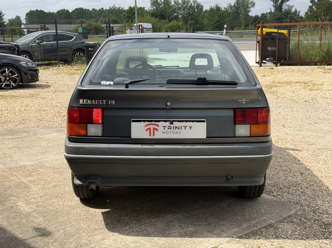 Renault R19