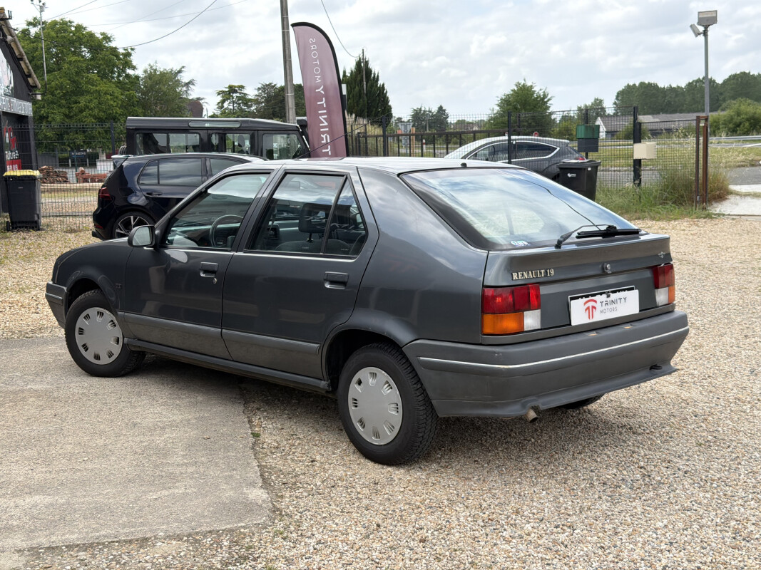 Renault R19