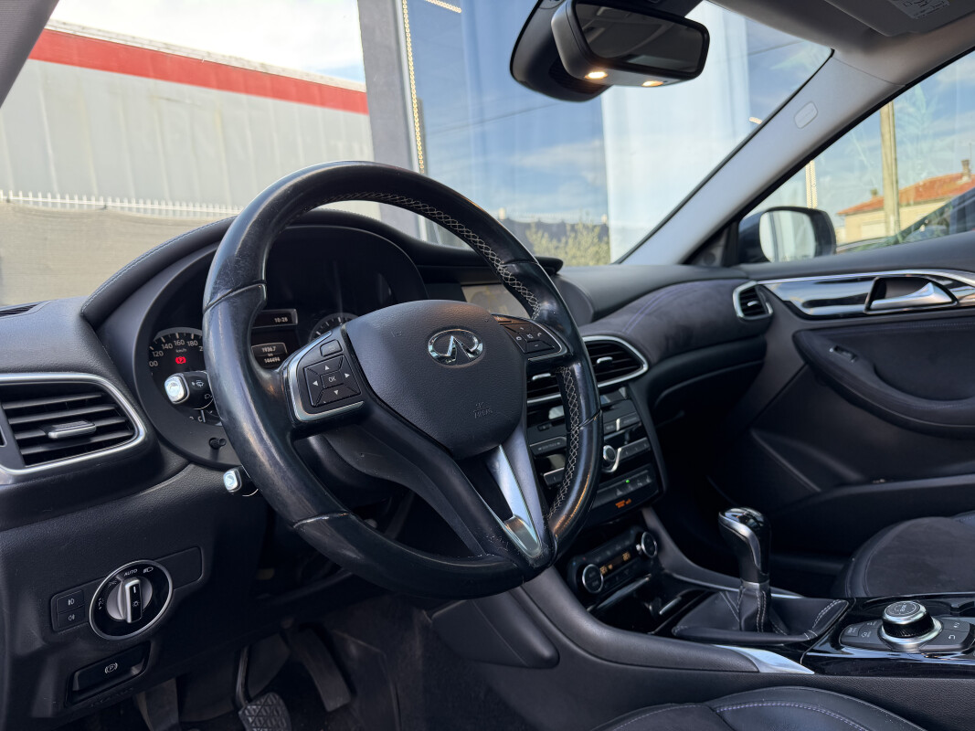 Infiniti Q30